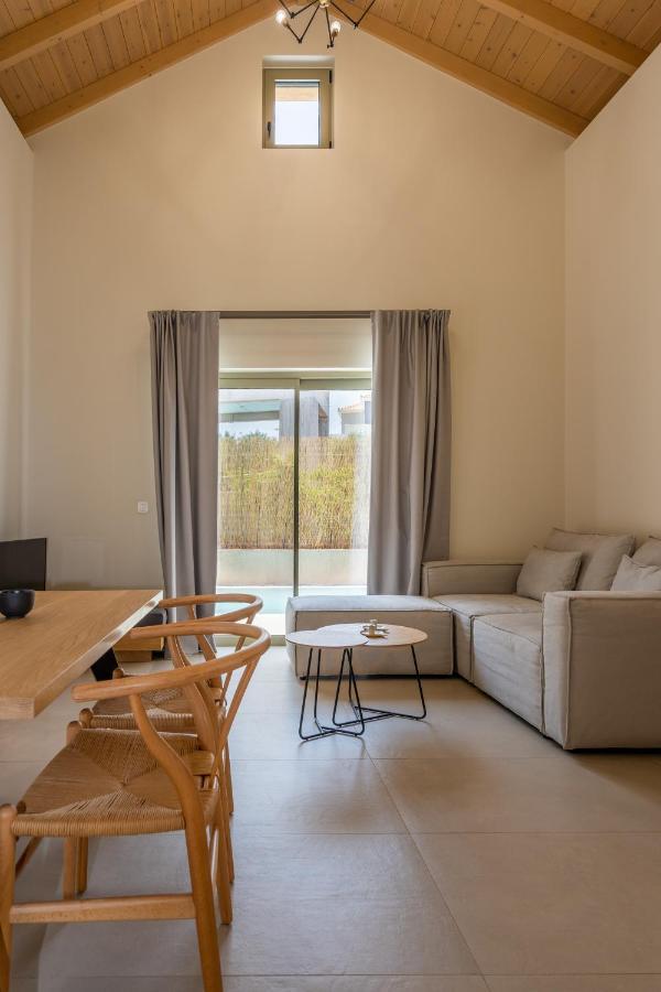 Papadria - Modern Luxury Near Kathisma Tsoukaládhes