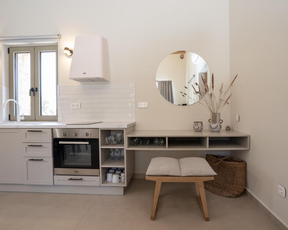 Papadria - Modern Luxury Near Kathisma Tsoukaládhes